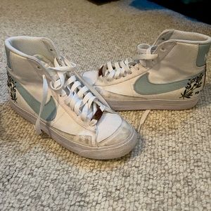 Floral Embroidered Nike Blazers Women’s Size 6